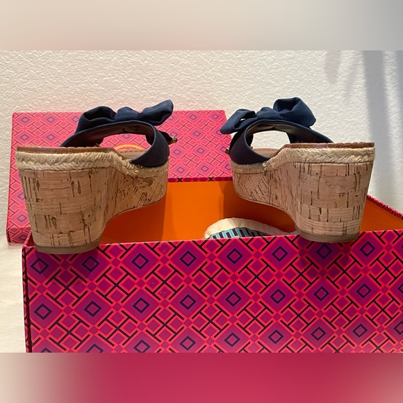 Tory Burch navy sandal! Dust bag included & never used! - Picture 4 of 5